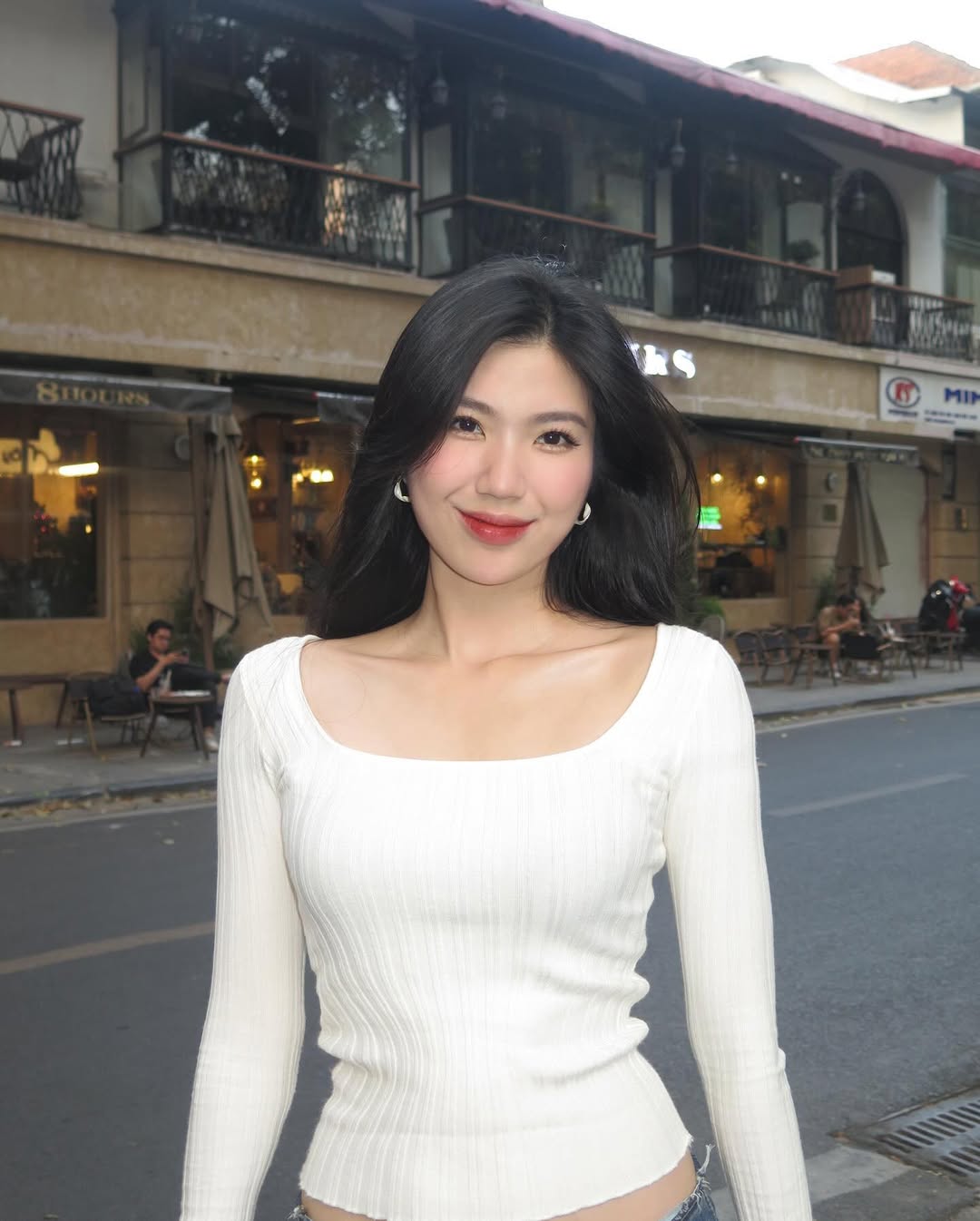 "Lên đồ" đi làm và "lột xác" khi đi chơi, nữ tiếp viên hàng không khiến CĐM "choáng" vì như sống 2 cuộc đời- Ảnh 6.