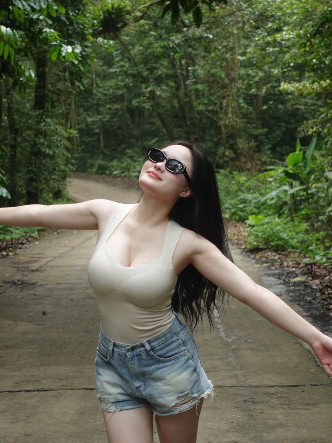 Bộ ảnh "núi rừng" không góc chết của hot girl xinh đẹp, hot rần rần MXH những ngày vừa qua- Ảnh 3.
