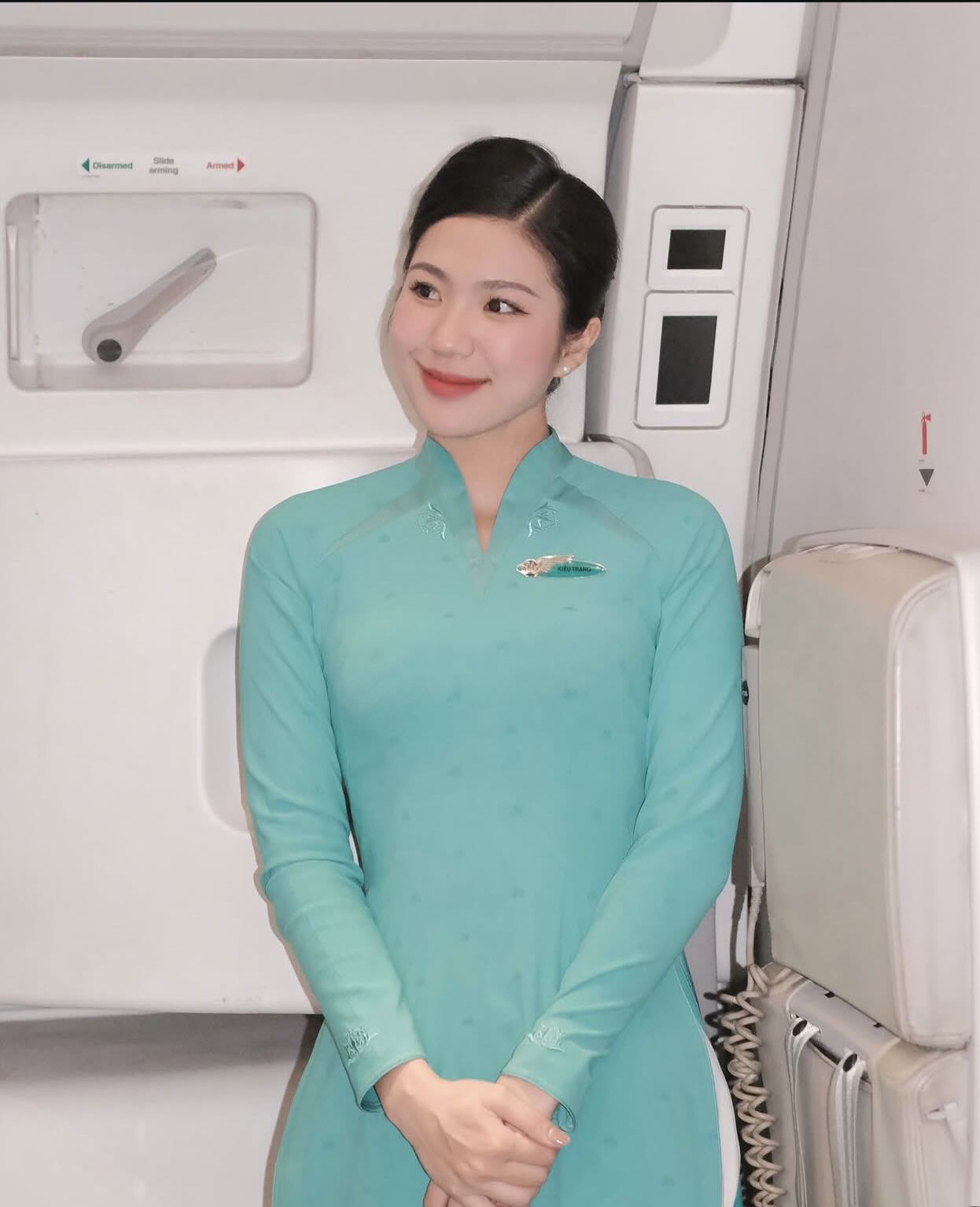 "Lên đồ" đi làm và "lột xác" khi đi chơi, nữ tiếp viên hàng không khiến CĐM "choáng" vì như sống 2 cuộc đời- Ảnh 3.