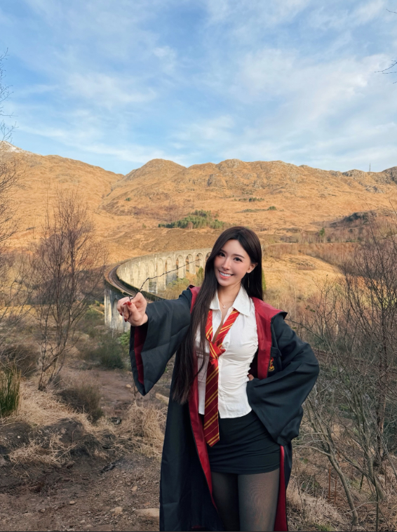 Cosplay Harry Potter, nàng hot girl nổi tiếng không ngờ, CĐM khẳng định "phù thủy chính hiệu"- Ảnh 5.
