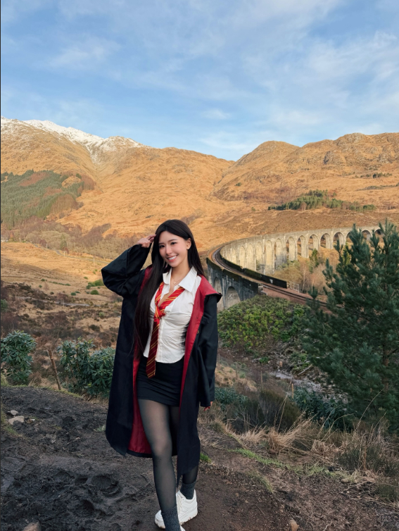 Cosplay Harry Potter, nàng hot girl nổi tiếng không ngờ, CĐM khẳng định "phù thủy chính hiệu"- Ảnh 1.