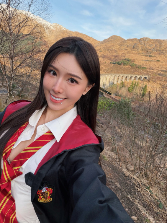 Cosplay Harry Potter, nàng hot girl nổi tiếng không ngờ, CĐM khẳng định "phù thủy chính hiệu"- Ảnh 2.