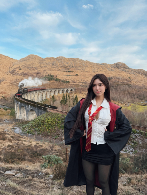 Cosplay Harry Potter, nàng hot girl nổi tiếng không ngờ, CĐM khẳng định "phù thủy chính hiệu"- Ảnh 3.