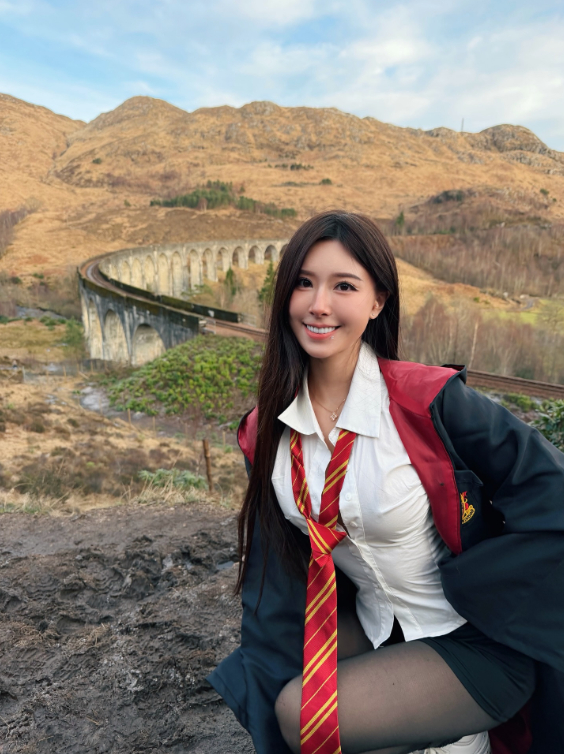 Cosplay Harry Potter, nàng hot girl nổi tiếng không ngờ, CĐM khẳng định "phù thủy chính hiệu"- Ảnh 4.