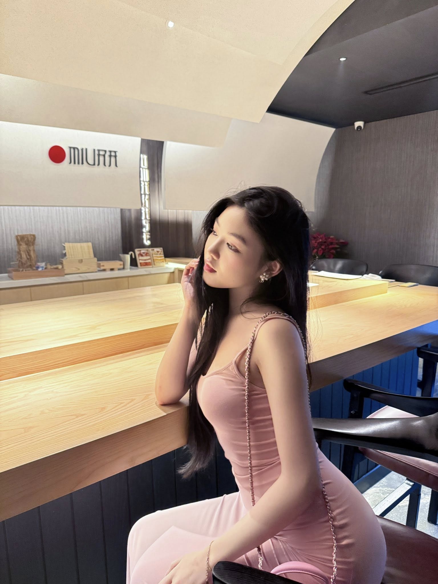 Lọ Lem gây sốt với vóc dáng đồng hồ cát ở tuổi 20- Ảnh 2. Lọ Lem gây sốt với vóc dáng đồng hồ cát ở tuổi 20- Ảnh 2.