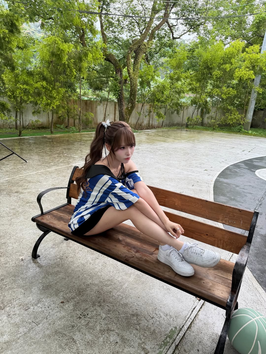 Chị gái Oner khoe vai trần quyến rũ, trang phục cũng đầy "nguy hiểm"- Ảnh 2. Chị gái Oner khoe vai trần quyến rũ, trang phục cũng đầy "nguy hiểm"- Ảnh 2.