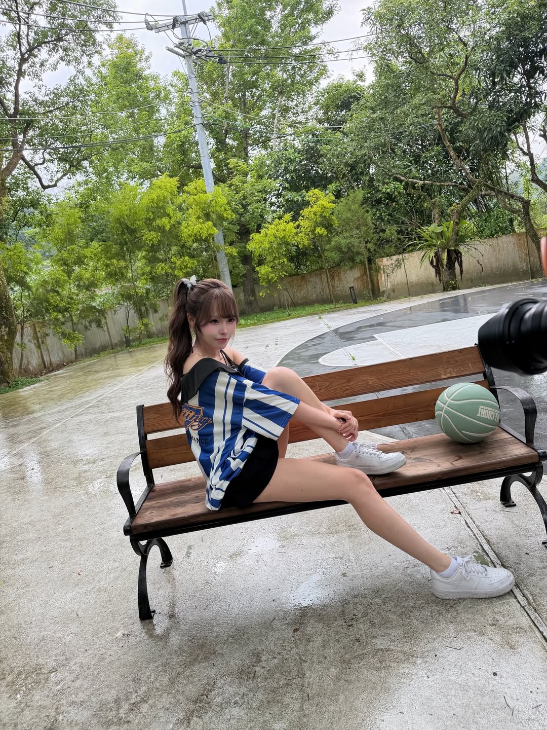 Chị gái Oner khoe vai trần quyến rũ, trang phục cũng đầy "nguy hiểm"- Ảnh 3. Chị gái Oner khoe vai trần quyến rũ, trang phục cũng đầy "nguy hiểm"- Ảnh 3.