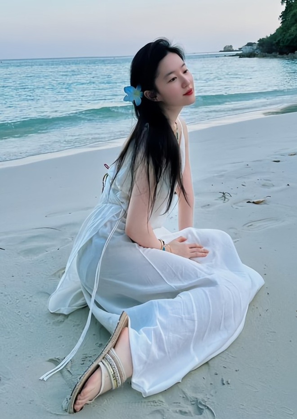 Đào lại loạt ảnh đi biển thuở đôi mươi của Lưu Diệc Phi: Netizen ngỡ ngàng trước vóc dáng thật không qua chỉnh sửa- Ảnh 5.