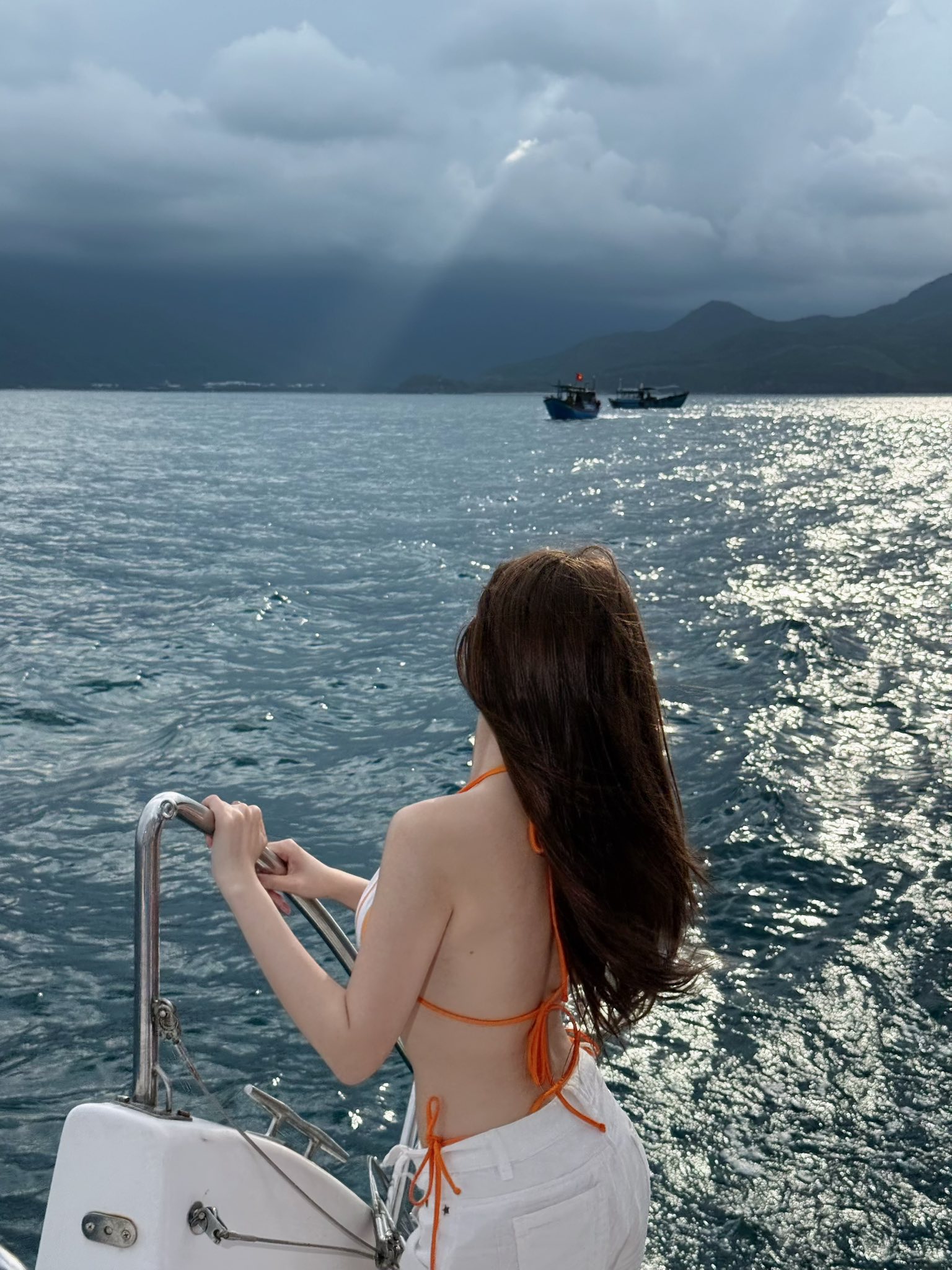 Khổng Tú Quỳnh đốt cháy mùa hè với bikini rực rỡ, visual làm netizen "say sóng"- Ảnh 6. Khổng Tú Quỳnh đốt cháy mùa hè với bikini rực rỡ, visual làm netizen "say sóng"- Ảnh 6.