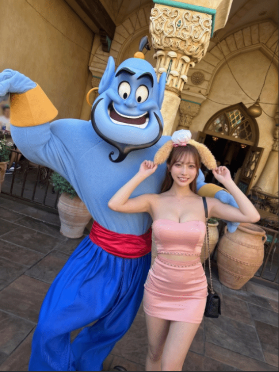 Ăn mặc hở quá đà rồi tạo dáng chụp ảnh tại Disneyland, hot girl xinh đẹp nhận vô số gạch đá- Ảnh 1.