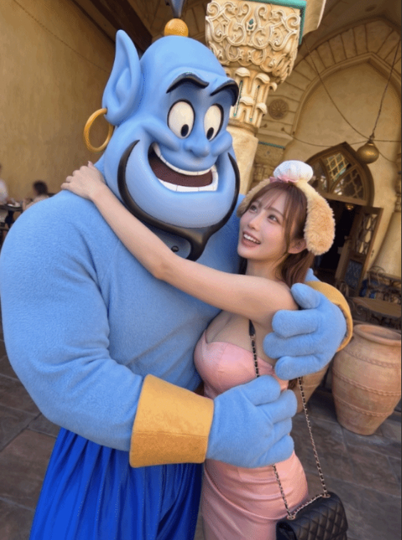 Ăn mặc hở quá đà rồi tạo dáng chụp ảnh tại Disneyland, hot girl xinh đẹp nhận vô số gạch đá- Ảnh 3.