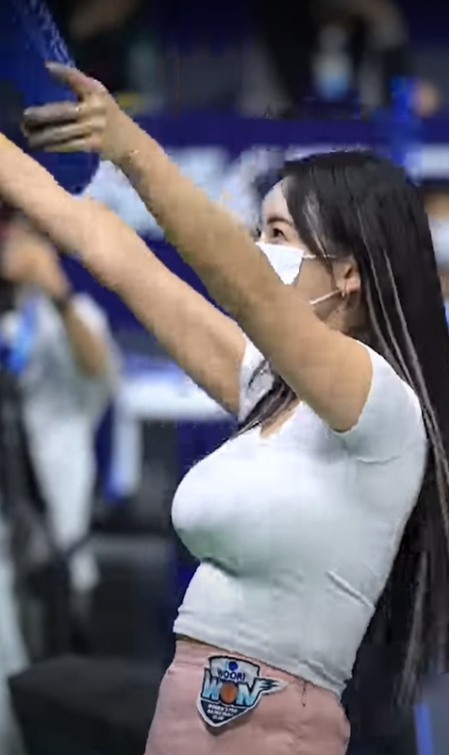 Chưa cần lộ mặt, hot girl cổ vũ bỗng nổi tiếng không ngờ, bị "mỉa mai" ngay sau đó- Ảnh 3.