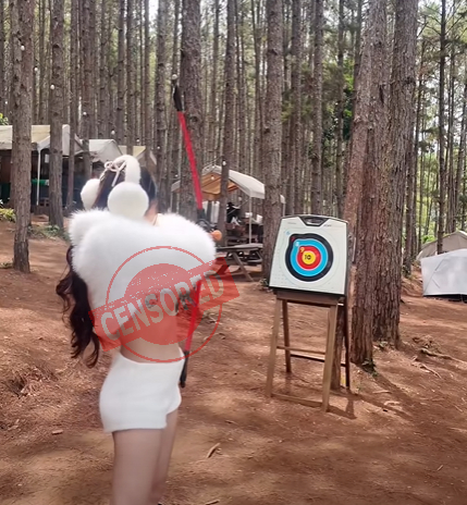 Ăn mặc táo bạo chơi bắn cung, cô gái làm dấy lên tranh cãi giữa gợi cảm và phản cảm- Ảnh 4.