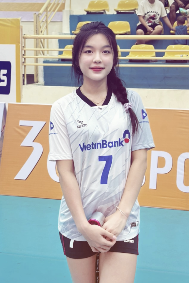 Ngắm nữ thần bóng chuyền Việt đang gây sốt MXH: Mặt xinh như mộng, một nụ cười đủ gây thương nhớ vì quá ngọt ngào- Ảnh 1.
