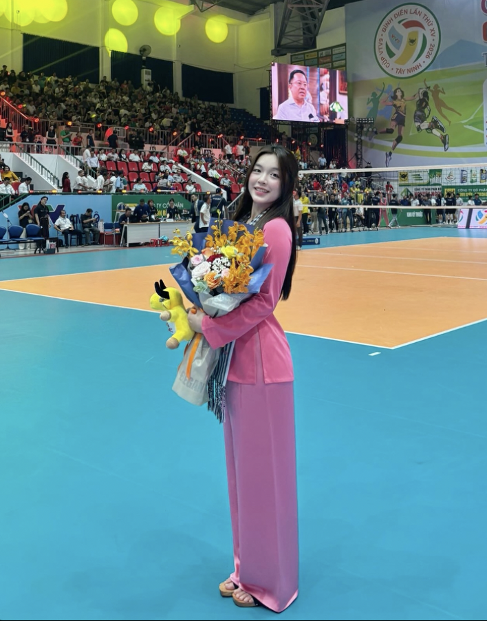 Ngắm nữ thần bóng chuyền Việt đang gây sốt MXH: Mặt xinh như mộng, một nụ cười đủ gây thương nhớ vì quá ngọt ngào- Ảnh 7.