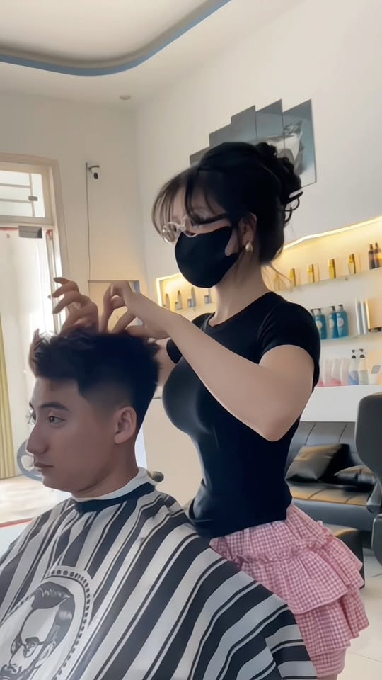 Cô chủ tiệm tóc quá quyến rũ, không lộ mặt nhưng vẫn khiến khách kéo đến nườm nượp- Ảnh 2.
