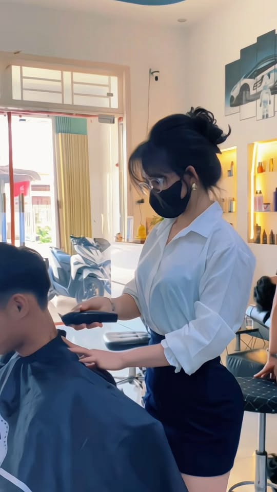 Cô chủ tiệm tóc quá quyến rũ, không lộ mặt nhưng vẫn khiến khách kéo đến nườm nượp- Ảnh 3.