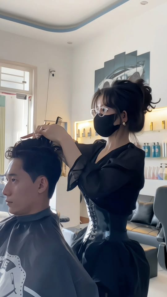 Cô chủ tiệm tóc quá quyến rũ, không lộ mặt nhưng vẫn khiến khách kéo đến nườm nượp- Ảnh 1.