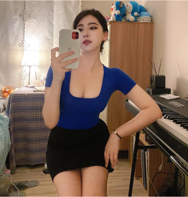 Dạy piano online, hot girl gợi cảm gây sốt vì ngoại hình quá nổi bật, CĐM đồng loạt đòi đăng ký học ngay- Ảnh 1.
