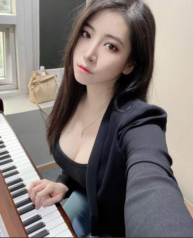 Dạy piano online, hot girl gợi cảm gây sốt vì ngoại hình quá nổi bật, CĐM đồng loạt đòi đăng ký học ngay- Ảnh 2.