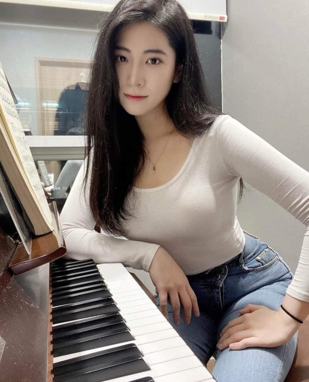 Dạy piano online, hot girl gợi cảm gây sốt vì ngoại hình quá nổi bật, CĐM đồng loạt đòi đăng ký học ngay- Ảnh 3.