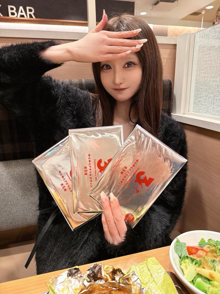 Khoảnh khắc vui sướng của hot girl xinh đẹp, khi được tận tay sở hữu bộ bài Pokémon mới toanh, nói lên nỗi lòng của anh em game thủ- Ảnh 7.