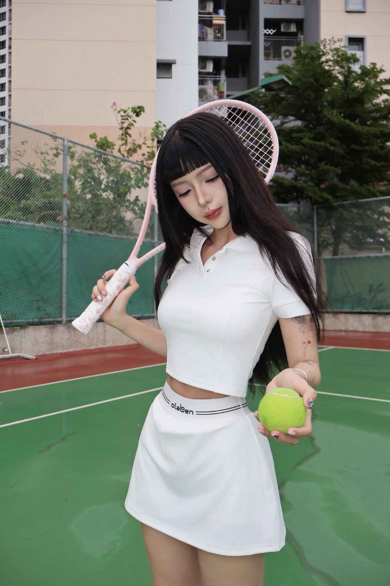 Gác lại vũ đạo triệu view, "Lisa Việt Nam" Ciin lên sân tennis thả dáng, visual "quá trời" xinh!- Ảnh 1.