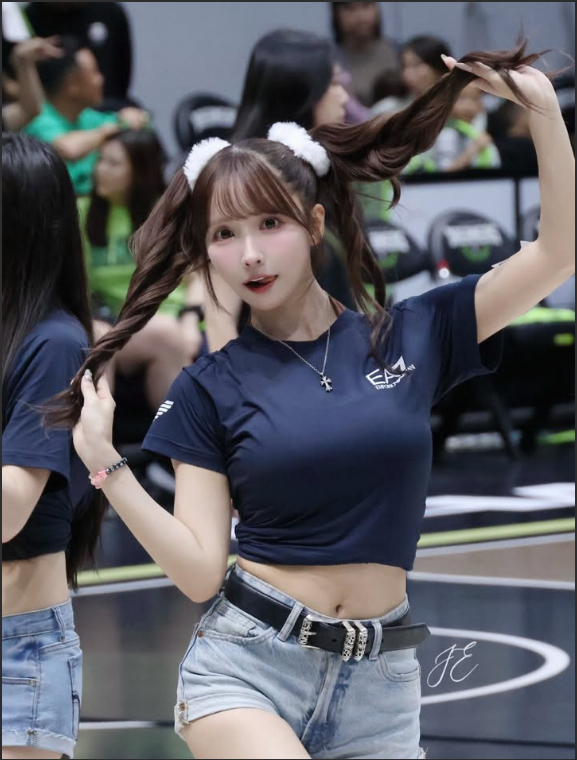 Yua Mikami trang điểm theo phong cách gây ngỡ ngàng, fan bàng hoàng không nhận ra "nữ thần"- Ảnh 1.