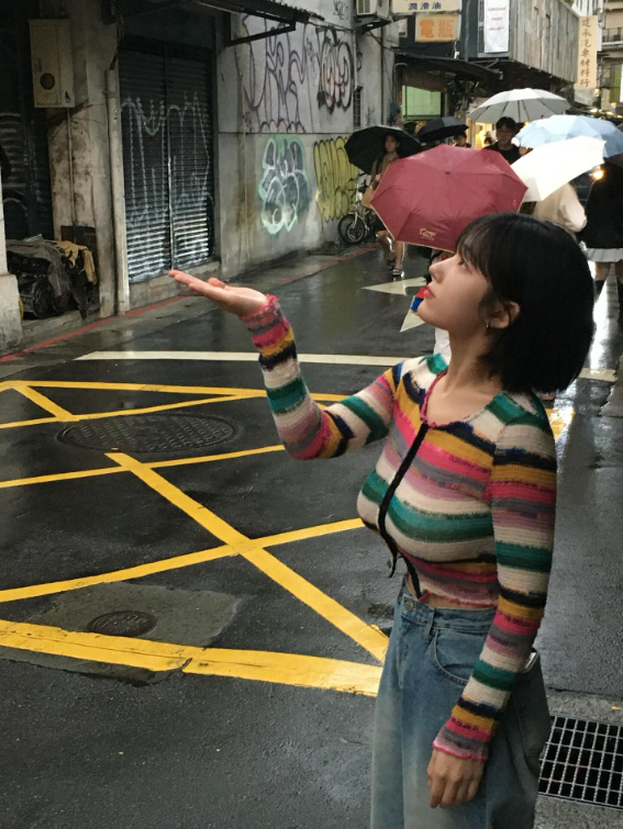 Bị chụp trộm ảnh trú mưa khi đi du lịch, nàng hot girl bất ngờ nổi như cồn, CĐM ngỡ ngàng với vòng một gợi cảm- Ảnh 1. Bị chụp trộm ảnh trú mưa khi đi du lịch, nàng hot girl bất ngờ nổi như cồn, CĐM ngỡ ngàng với vòng một gợi cảm- Ảnh 1.