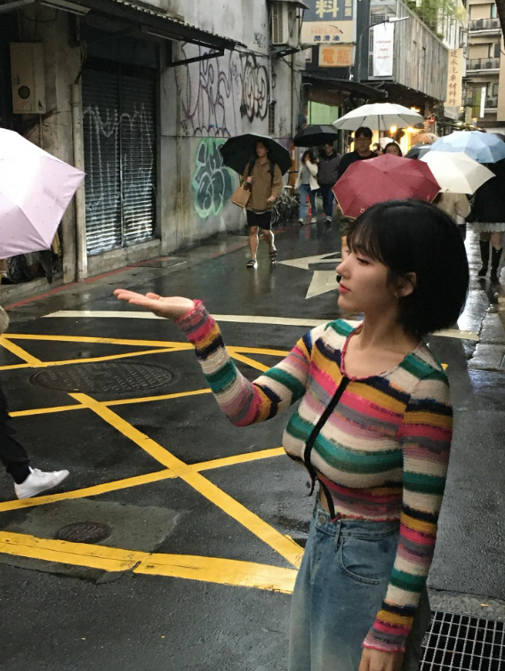 Bị chụp trộm ảnh trú mưa khi đi du lịch, nàng hot girl bất ngờ nổi như cồn, CĐM ngỡ ngàng với vòng một gợi cảm- Ảnh 2. Bị chụp trộm ảnh trú mưa khi đi du lịch, nàng hot girl bất ngờ nổi như cồn, CĐM ngỡ ngàng với vòng một gợi cảm- Ảnh 2.