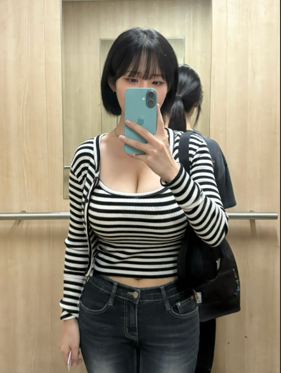 Bị chụp trộm ảnh trú mưa khi đi du lịch, nàng hot girl bất ngờ nổi như cồn, CĐM ngỡ ngàng với vòng một gợi cảm- Ảnh 3. Bị chụp trộm ảnh trú mưa khi đi du lịch, nàng hot girl bất ngờ nổi như cồn, CĐM ngỡ ngàng với vòng một gợi cảm- Ảnh 3.