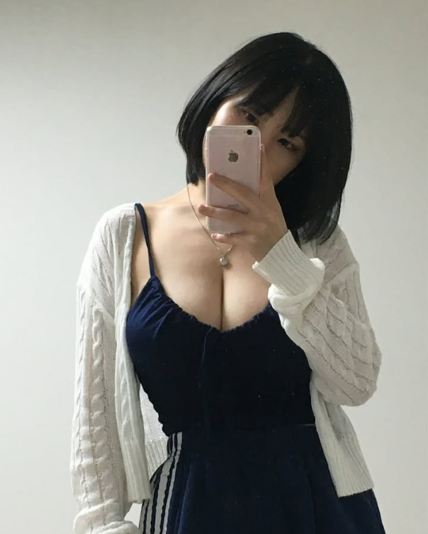 Bị chụp trộm ảnh trú mưa khi đi du lịch, nàng hot girl bất ngờ nổi như cồn, CĐM ngỡ ngàng với vòng một gợi cảm- Ảnh 5. Bị chụp trộm ảnh trú mưa khi đi du lịch, nàng hot girl bất ngờ nổi như cồn, CĐM ngỡ ngàng với vòng một gợi cảm- Ảnh 5.