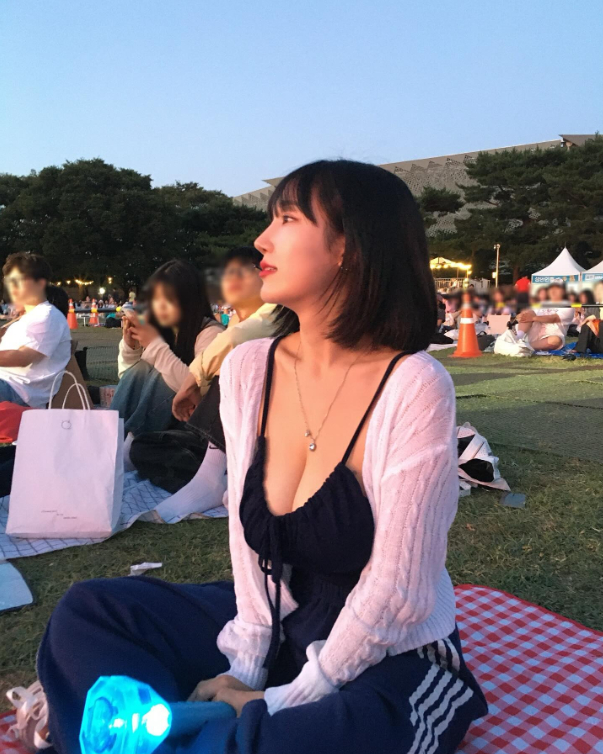 Bị chụp trộm ảnh trú mưa khi đi du lịch, nàng hot girl bất ngờ nổi như cồn, CĐM ngỡ ngàng với vòng một gợi cảm- Ảnh 6. Bị chụp trộm ảnh trú mưa khi đi du lịch, nàng hot girl bất ngờ nổi như cồn, CĐM ngỡ ngàng với vòng một gợi cảm- Ảnh 6.