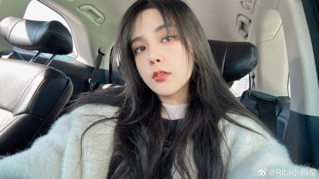 Bị fan cuồng đòi mua quần áo đã mặc để làm "túi thơm", nữ streamer xinh đẹp bất ngờ, không kịp phản ứng- Ảnh 1.