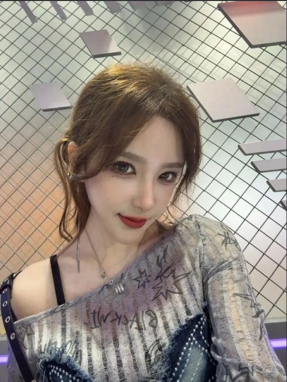 Bị fan cuồng đòi mua quần áo đã mặc để làm "túi thơm", nữ streamer xinh đẹp bất ngờ, không kịp phản ứng- Ảnh 2.