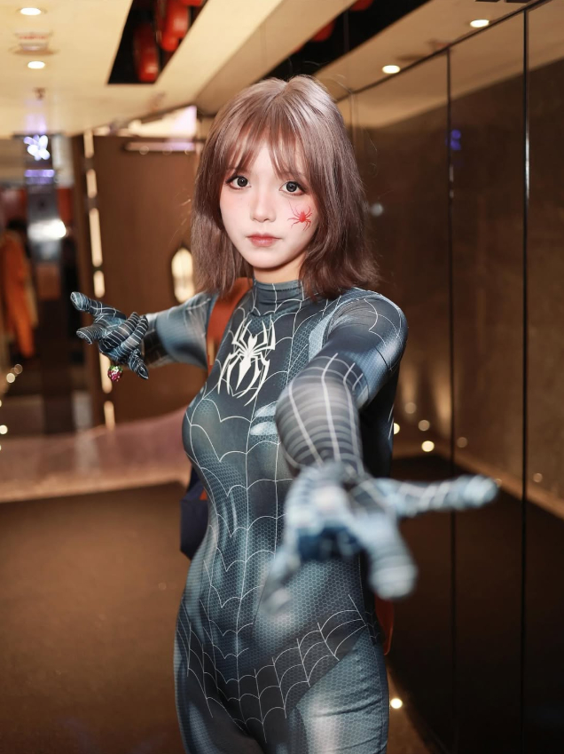 Cosplay "Nhện Đen" quá gợi cảm, nàng hot girl bỗng nổi như cồn, CĐM vội truy tìm danh tính và cái kết- Ảnh 2.