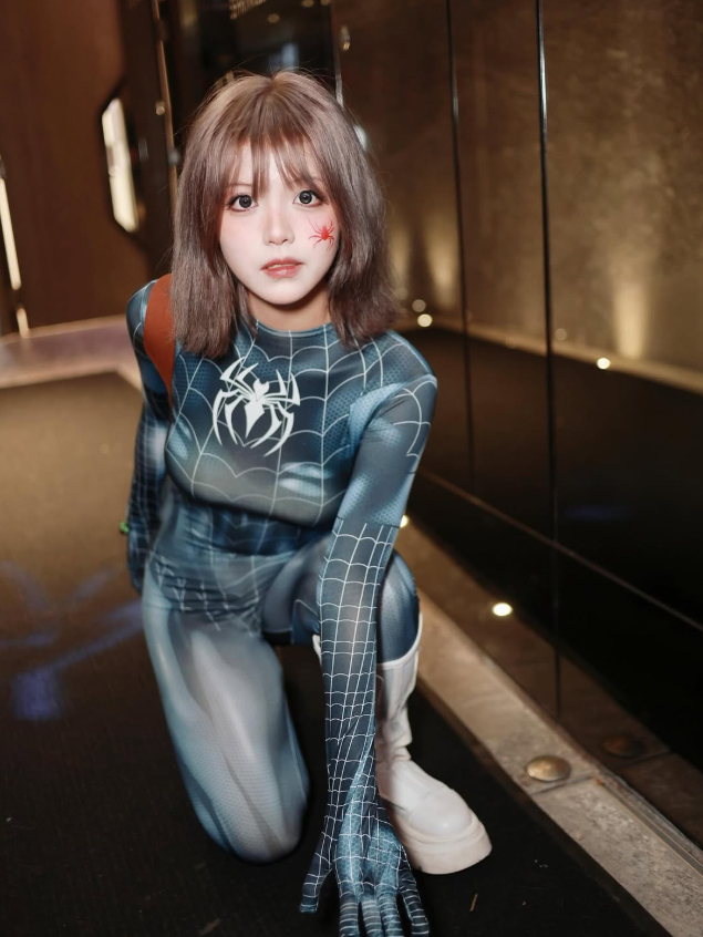 Cosplay "Nhện Đen" quá gợi cảm, nàng hot girl bỗng nổi như cồn, CĐM vội truy tìm danh tính và cái kết- Ảnh 3.
