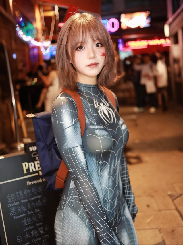 Cosplay "Nhện Đen" quá gợi cảm, nàng hot girl bỗng nổi như cồn, CĐM vội truy tìm danh tính và cái kết- Ảnh 1.