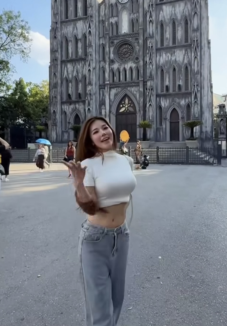 Đổ bộ bất ngờ, nữ idol triệu follow khiến fans Việt "đứng ngồi không yên"- Ảnh 1.