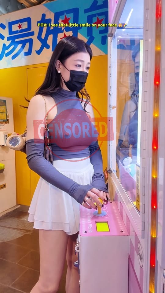 Ăn mặc phản cảm ngay giữa TTTM, cô gái khiến người xem "đứng hình" trước sự vô tư- Ảnh 1.