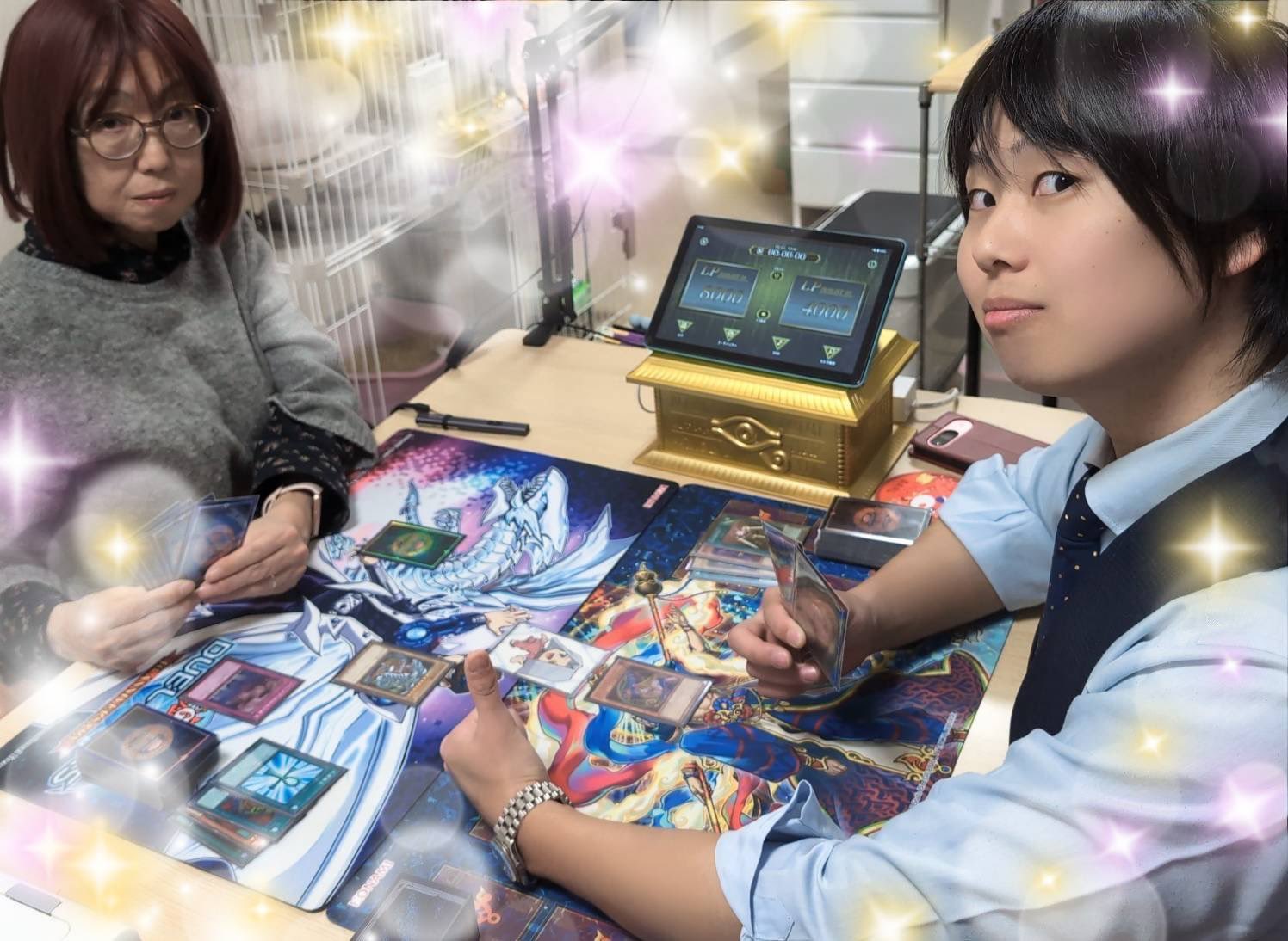 Người mẹ 65 tuổi tự viết sổ tay nghiên cứu luật chơi Yu-Gi-Oh! cho con trai- Ảnh 1.