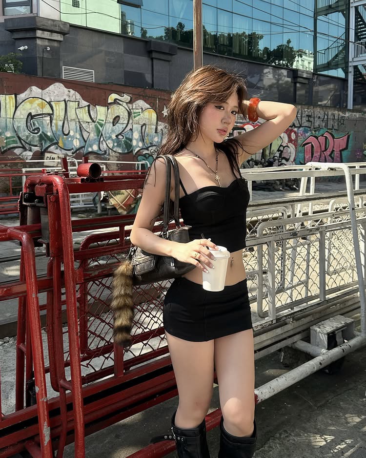 Nắng nóng Hà Nội chạm đỉnh, cô gái vẫn "liều mình" phơi nắng chụp ảnh- Ảnh 3.