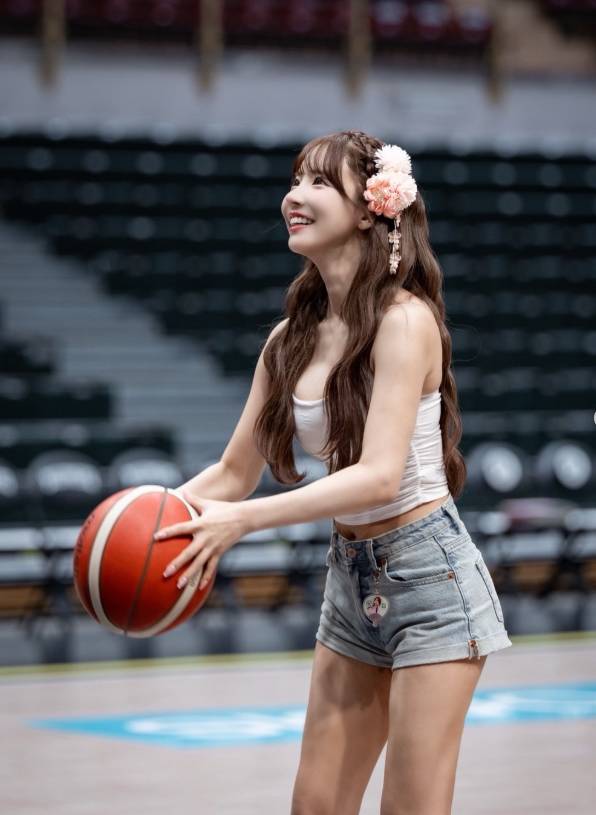 Yua Mikami khoe ảnh chơi bóng rổ, fan trầm trồ: "Haruko Akagi bước ra từ truyện tranh là đây chứ đâu!"- Ảnh 1.