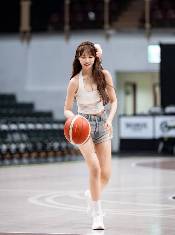 Yua Mikami khoe ảnh chơi bóng rổ, fan trầm trồ: "Haruko Akagi bước ra từ truyện tranh là đây chứ đâu!"- Ảnh 2.