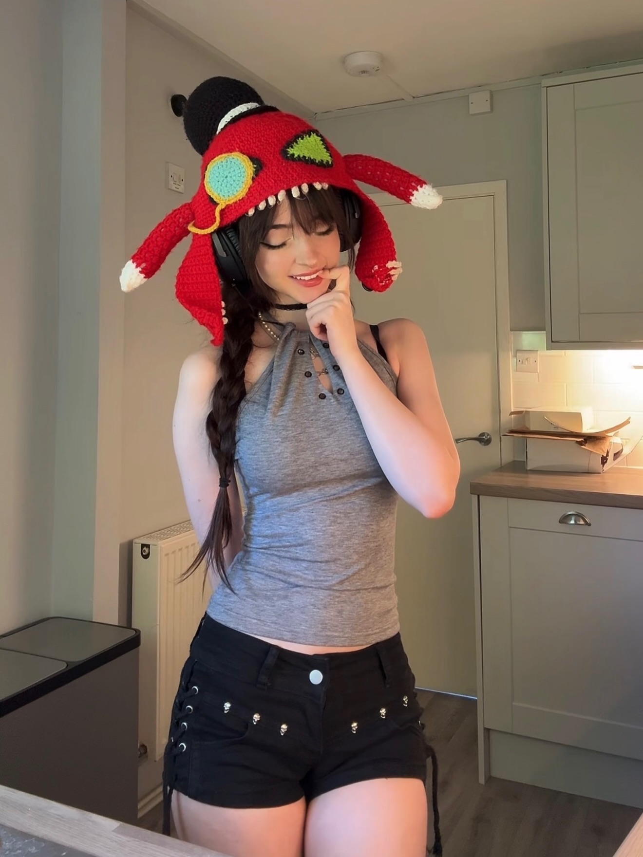 Hóa thân thành "Cho'Gath", nữ streamer bất ngờ "viral" vì quá đỗi dễ thương- Ảnh 4.