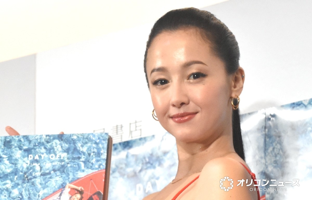 "Quốc bảo nhan sắc" Erika Sawajiri tái xuất: Chiêu đãi fan bằng loạt bikini nóng bỏng, hết bộ này đến bộ khác- Ảnh 1.
