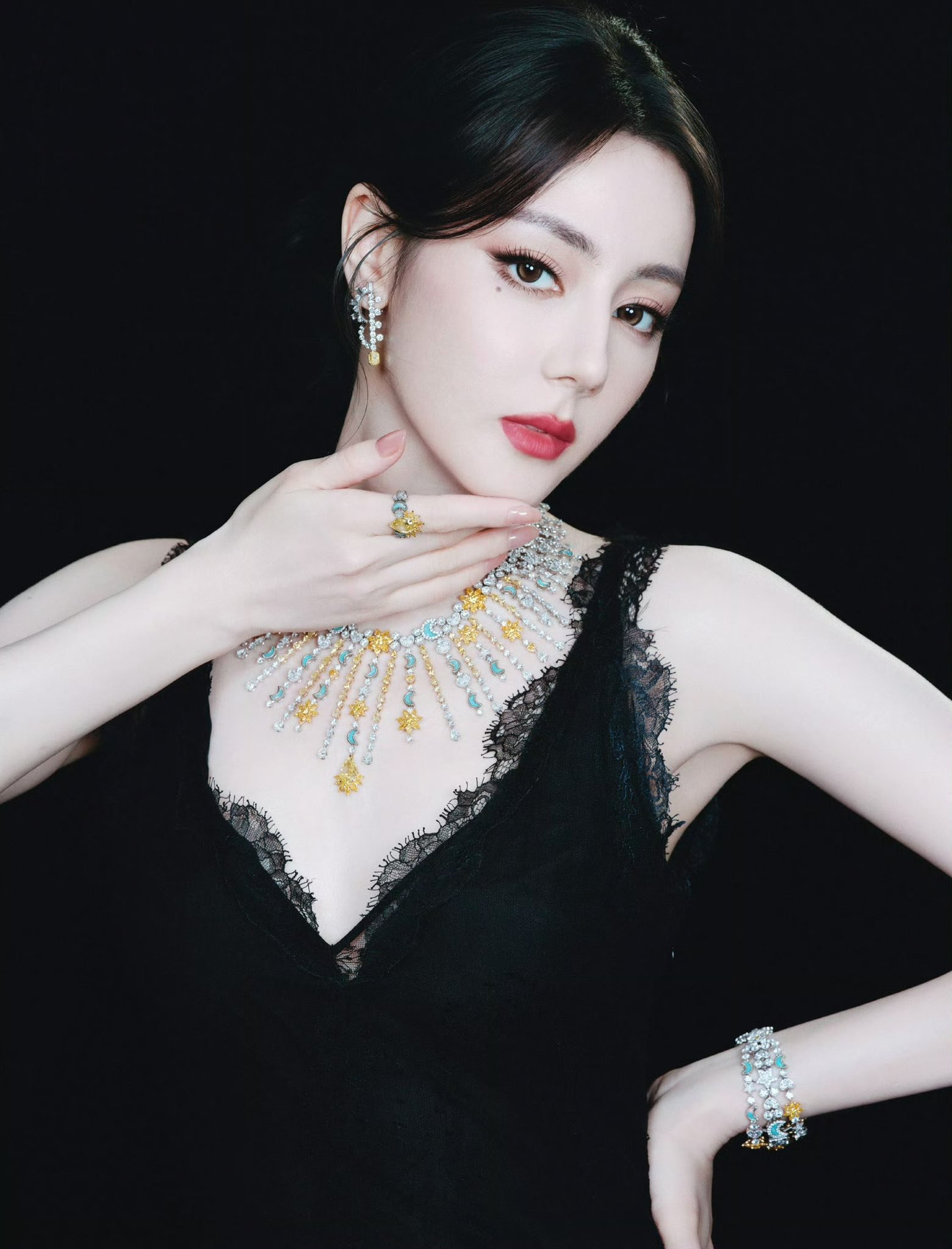 10 mỹ nhân đẹp nhất thế giới 2026: Địch Lệ Nhiệt Ba xếp sau Jisoo (BLACKPINK), hạng 1 visual xô đổ mọi chuẩn mực- Ảnh 9. 10 mỹ nhân đẹp nhất thế giới 2026: Địch Lệ Nhiệt Ba xếp sau Jisoo (BLACKPINK), hạng 1 visual xô đổ mọi chuẩn mực- Ảnh 9.