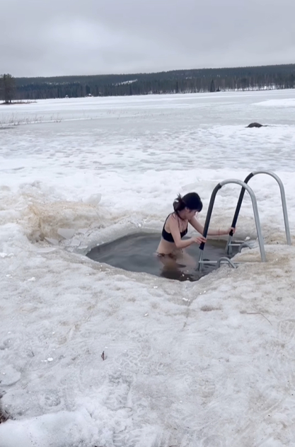 Tắm ở sông băng 0°C, cô gái Việt khiến người xem "choáng váng" vì độ táo bạo- Ảnh 3. Tắm ở sông băng 0°C, cô gái Việt khiến người xem "choáng váng" vì độ táo bạo- Ảnh 3.
