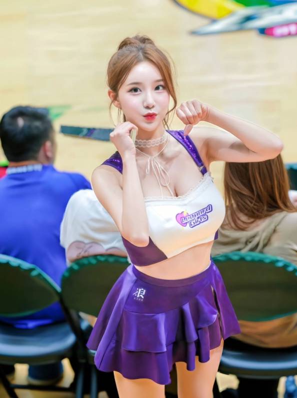 Nữ hoạt náo viên được mệnh danh là "búp bê Barbie" xứ Hàn đốt cháy sân khấu với điệu nhảy chữ M- Ảnh 6. Nữ hoạt náo viên được mệnh danh là "búp bê Barbie" xứ Hàn đốt cháy sân khấu với điệu nhảy chữ M- Ảnh 6.