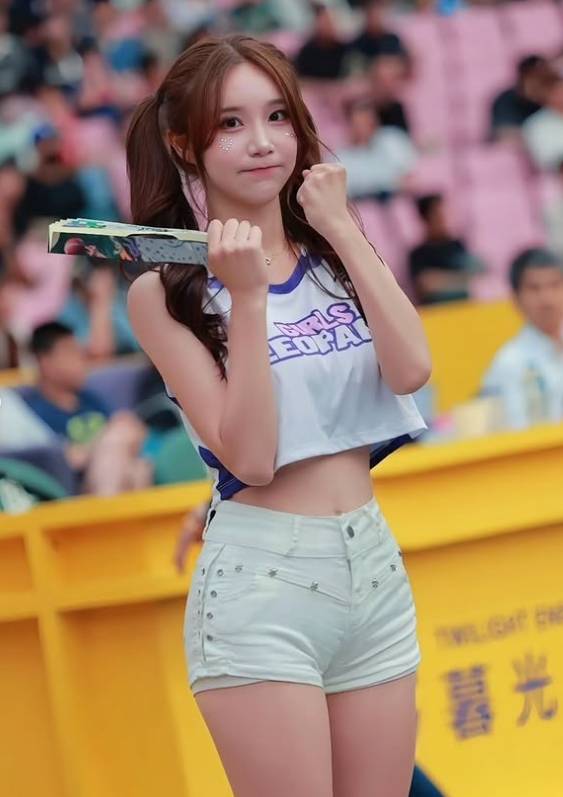 Nữ hoạt náo viên được mệnh danh là "búp bê Barbie" xứ Hàn đốt cháy sân khấu với điệu nhảy chữ M- Ảnh 7. Nữ hoạt náo viên được mệnh danh là "búp bê Barbie" xứ Hàn đốt cháy sân khấu với điệu nhảy chữ M- Ảnh 7.